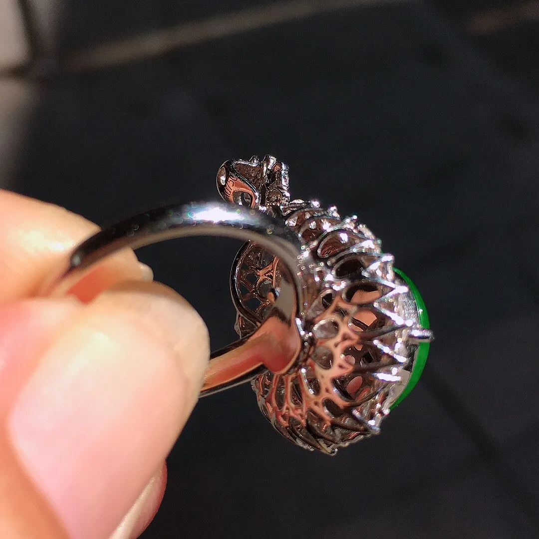 阳绿葫芦戒指/吊坠两用款，色泽均匀艳丽，玉质细腻，荧光感超
强，饱满圆润，气质满满。18k
金豪华镶嵌