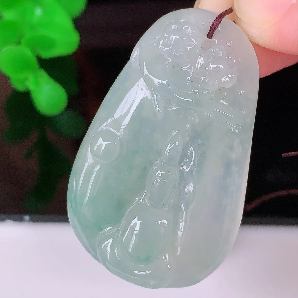 自然光实拍，冰种飘花无相观音吊坠，赐福翡翠观音，翠绿迷人，观音面相端庄，佩戴时尚出众！#41.19