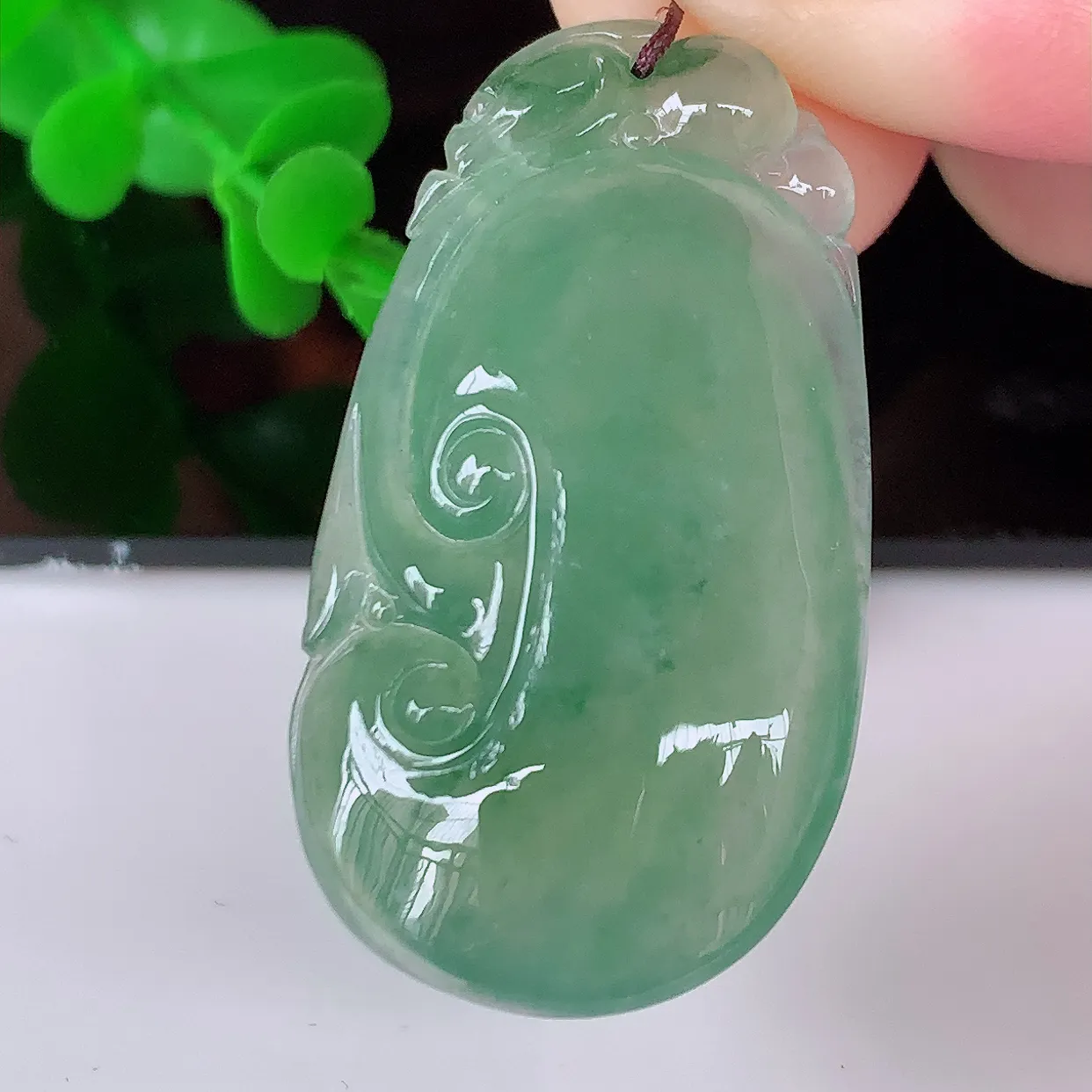自然光实拍，冰种满绿飘花翡翠佛公吊坠，笑口常开，佛公在心中，一生平安幸福，冰透，佛公翠色迷人，佩戴佳