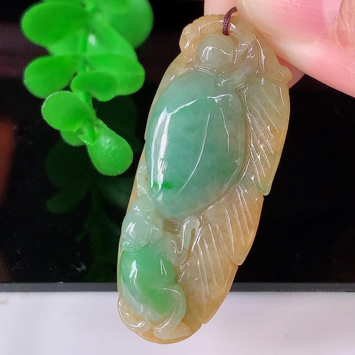 自然光实拍，冰润黄加绿翡翠生肖猴吊坠，种老水足，雕工精湛 ，寓意美好，佩戴时尚出众！#57.19