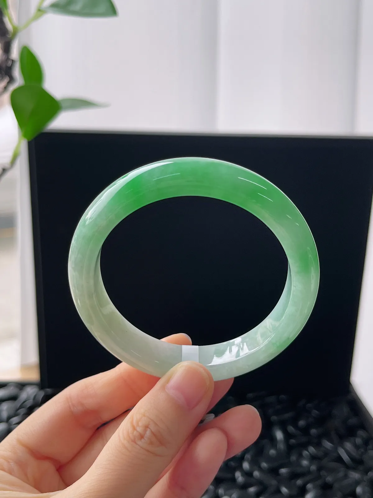 正圈55圈口，翡翠糯化种飘绿手镯