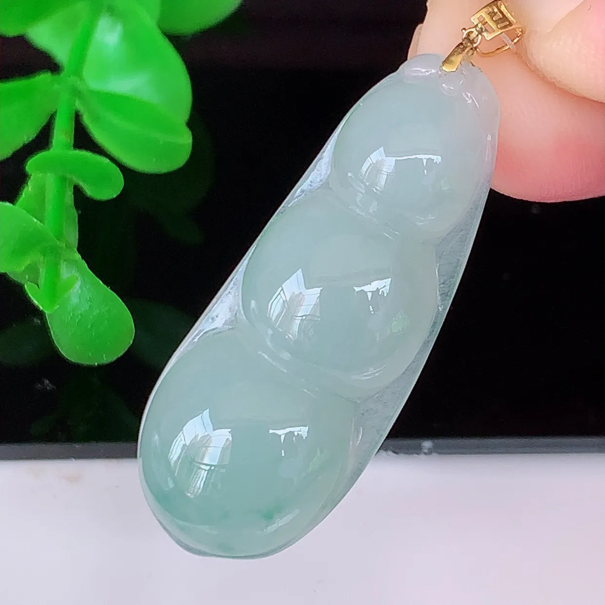 18K金镶嵌冰种飘花翡翠四季豆吊坠，平安豆福豆玉坠，冰润通透，豆粒饱满，寓意：豆蔻年华！#49.19