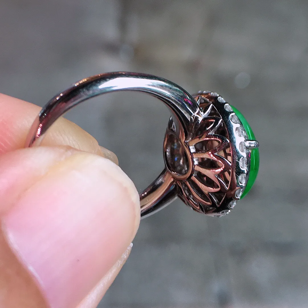 阳绿蛋面戒指，色泽均匀艳丽，玉质细腻，荧光感超
强，饱满圆润，气质满满。18k
金豪华镶嵌