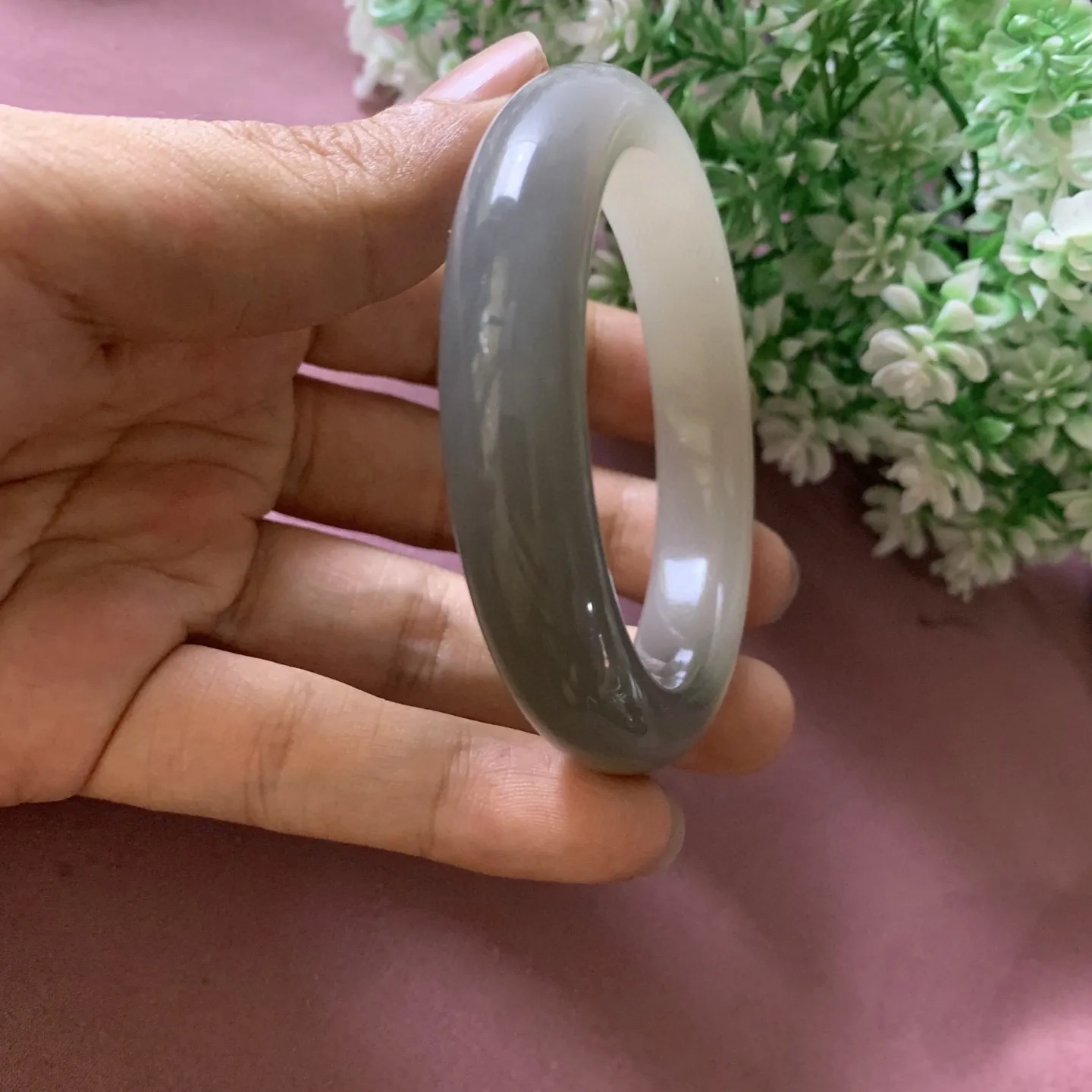 和田玉57圈口白加紫手镯！圈口57宽12.5左右，玉质细腻油润 底色纯净 无裂无杂 脂粉好，品质好，佩戴端庄典雅，低调含蓄