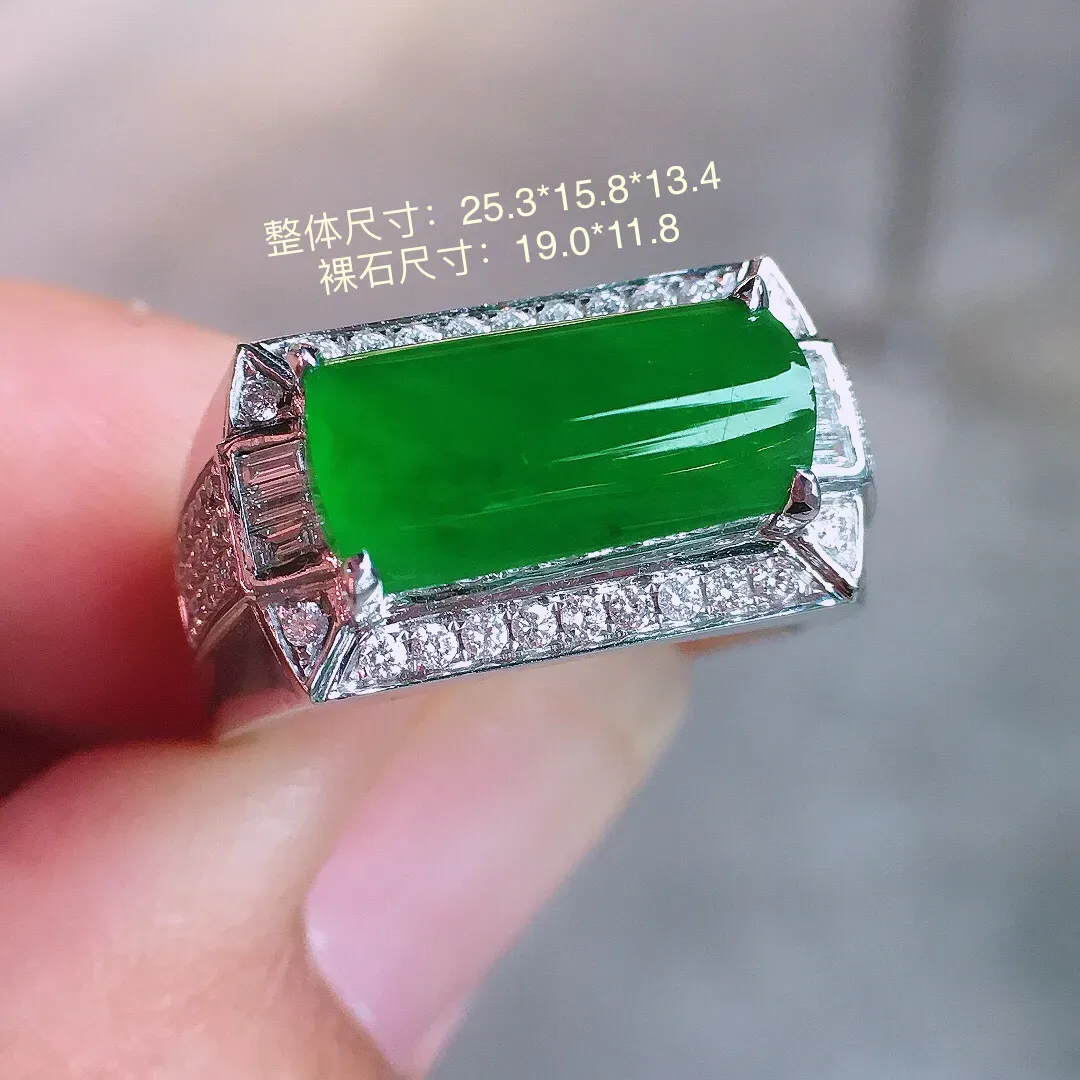 阳绿马鞍戒指，色泽均匀艳丽，玉质细腻，荧光感超
强，饱满圆润，气质满满。18k
金豪华镶嵌