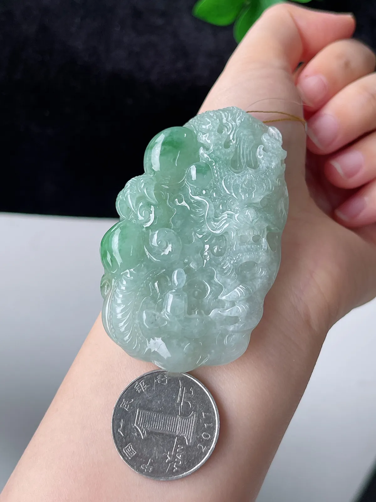 翡翠糯化种灰绿色龙牌