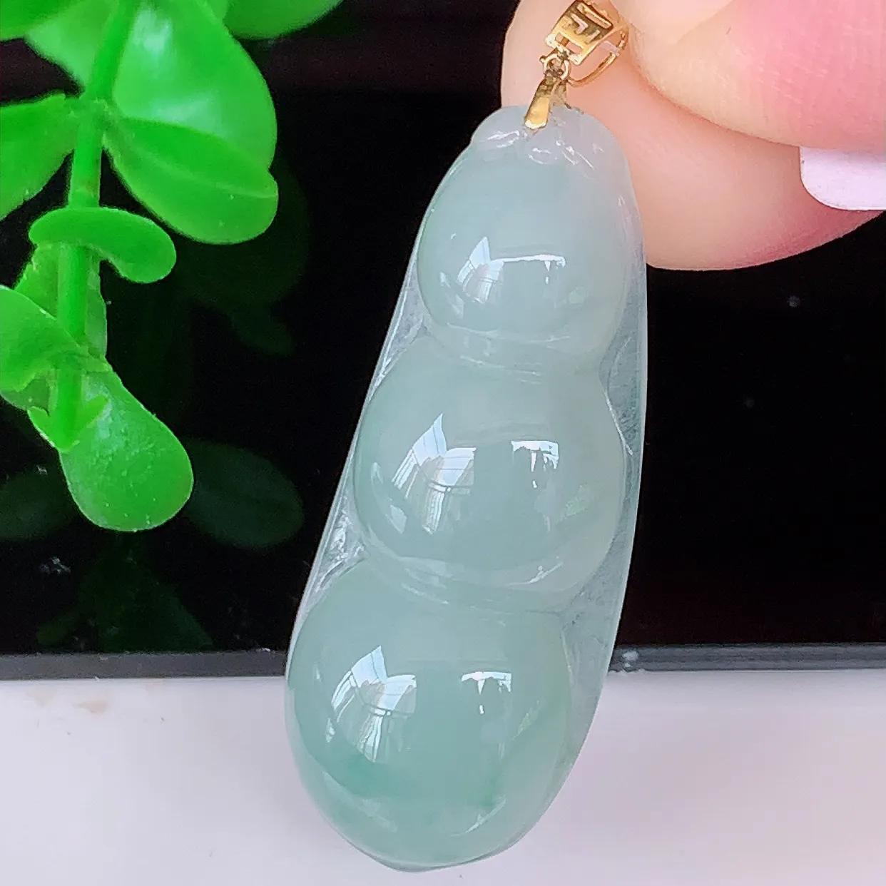 18K金镶嵌冰种飘花翡翠四季豆吊坠，平安豆福豆玉坠，冰润通透，豆粒饱满，寓意：豆蔻年华！#49.19