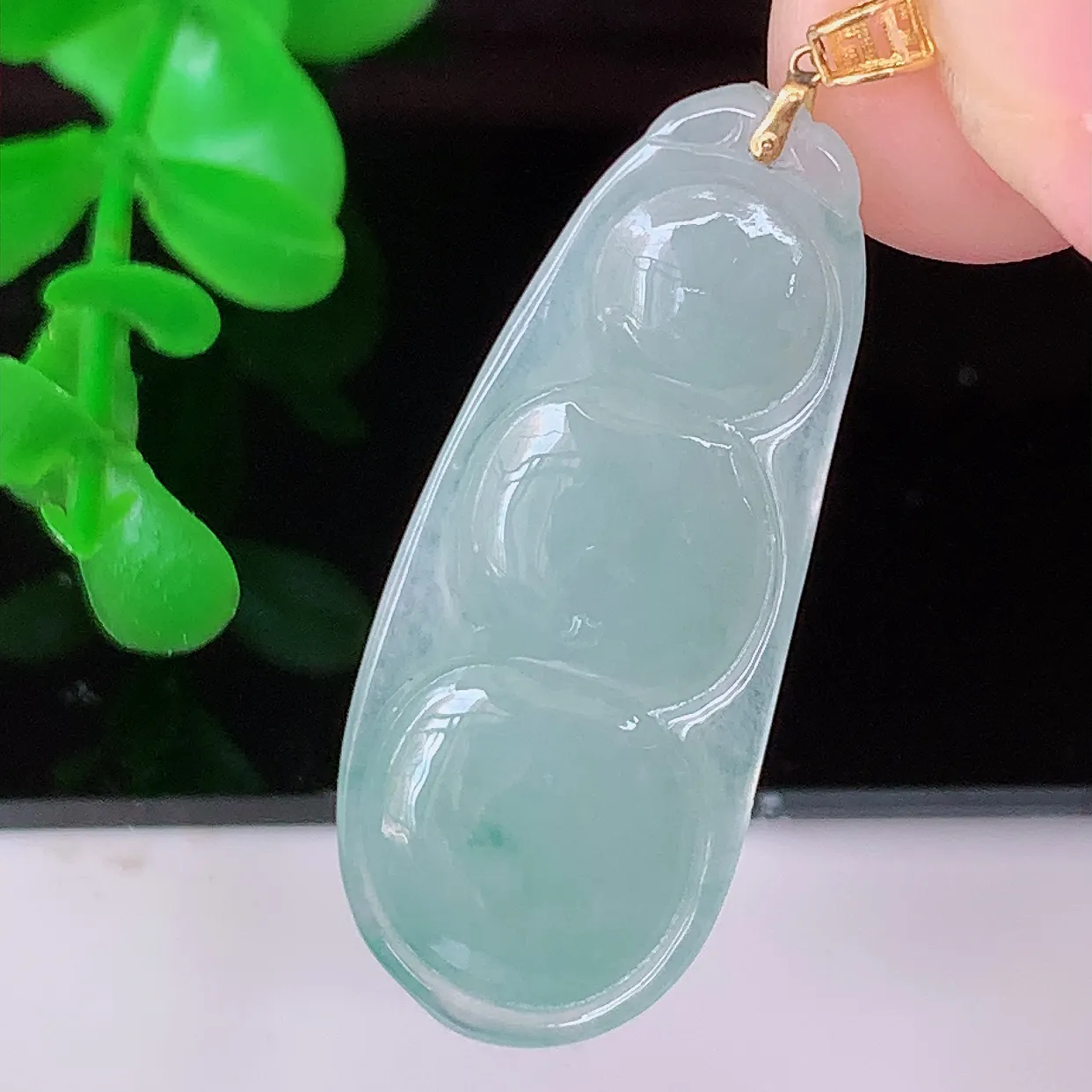 18K金镶嵌冰种飘花翡翠四季豆吊坠，平安豆福豆玉坠，冰润通透，豆粒饱满，寓意：豆蔻年华！#49.19