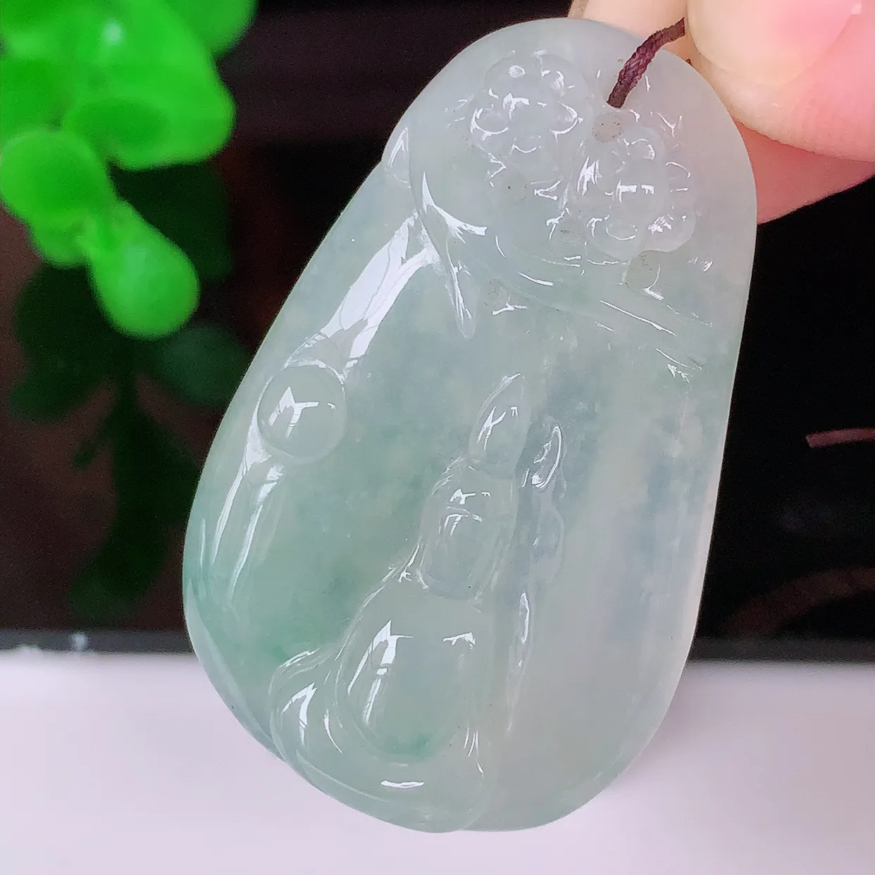 自然光实拍，冰种飘花无相观音吊坠，赐福翡翠观音，翠绿迷人，观音面相端庄，佩戴时尚出众！#41.19