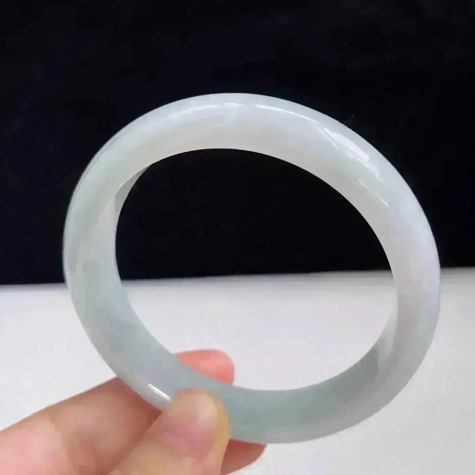 55mm自然光拍摄天然翡翠A货飘绿好种水正圈手镯 46.36克