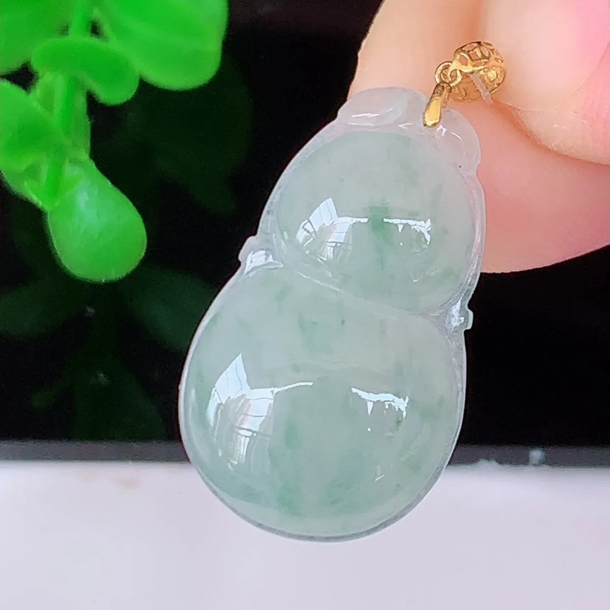 18K金镶嵌冰种飘花翡翠葫芦吊坠，葫芦寓意福禄双全，财源滚滚，佩戴效果优雅迷人！#49.19