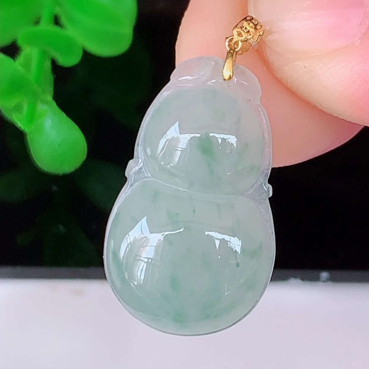 18K金镶嵌冰种飘花翡翠葫芦吊坠，葫芦寓意福禄双全，财源滚滚，佩戴效果优雅迷人！#49.19