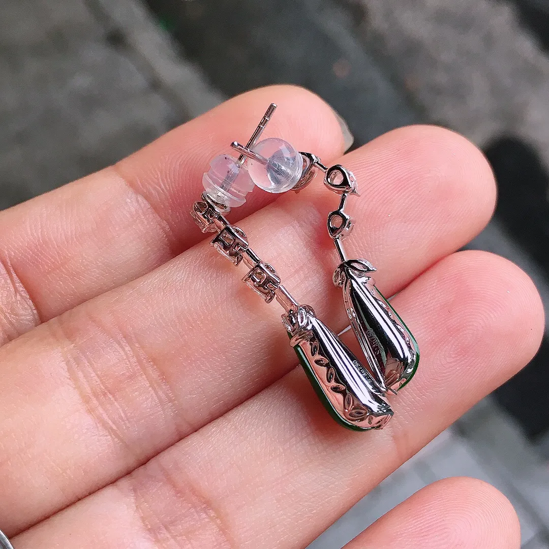 满绿随形耳坠，色泽均匀浓郁，玉质细腻，荧光感超
强，饱满圆润，气质满满。18k
金豪华镶嵌