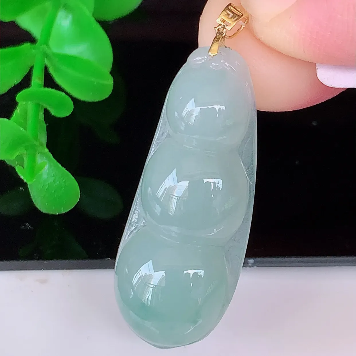18K金镶嵌冰种飘花翡翠四季豆吊坠，平安豆福豆玉坠，冰润通透，豆粒饱满，寓意：豆蔻年华！#49.19