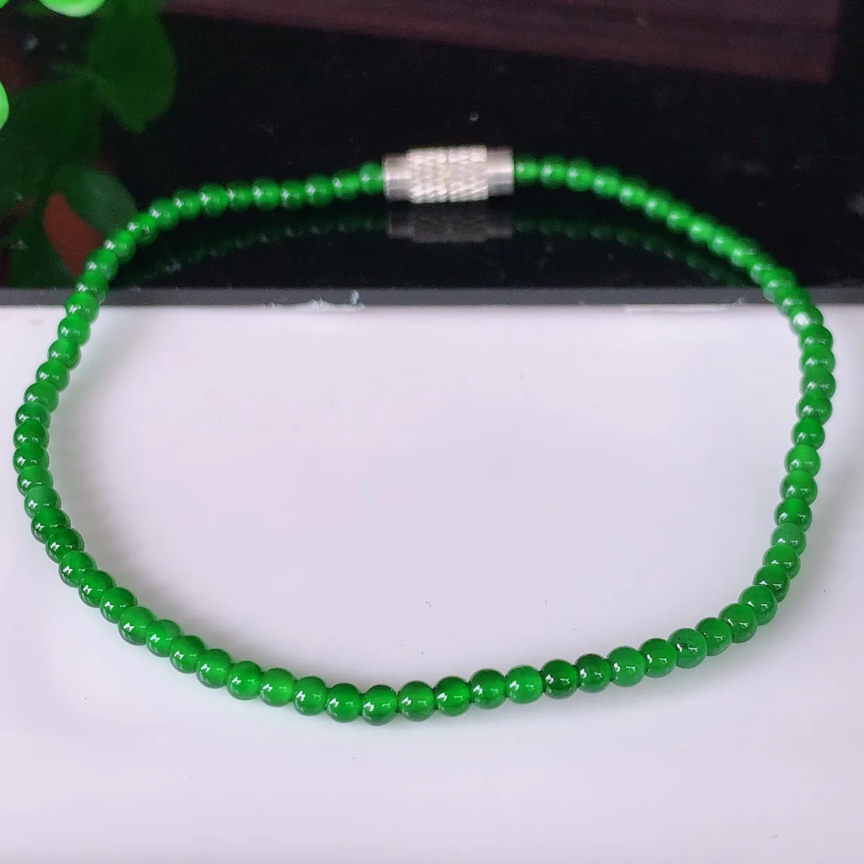 自然光实拍，冰种满绿翡翠圆珠手链   翡翠手串，种老水足，冰清玉润  颜色漂亮  #81.19取一尺寸2.5mm