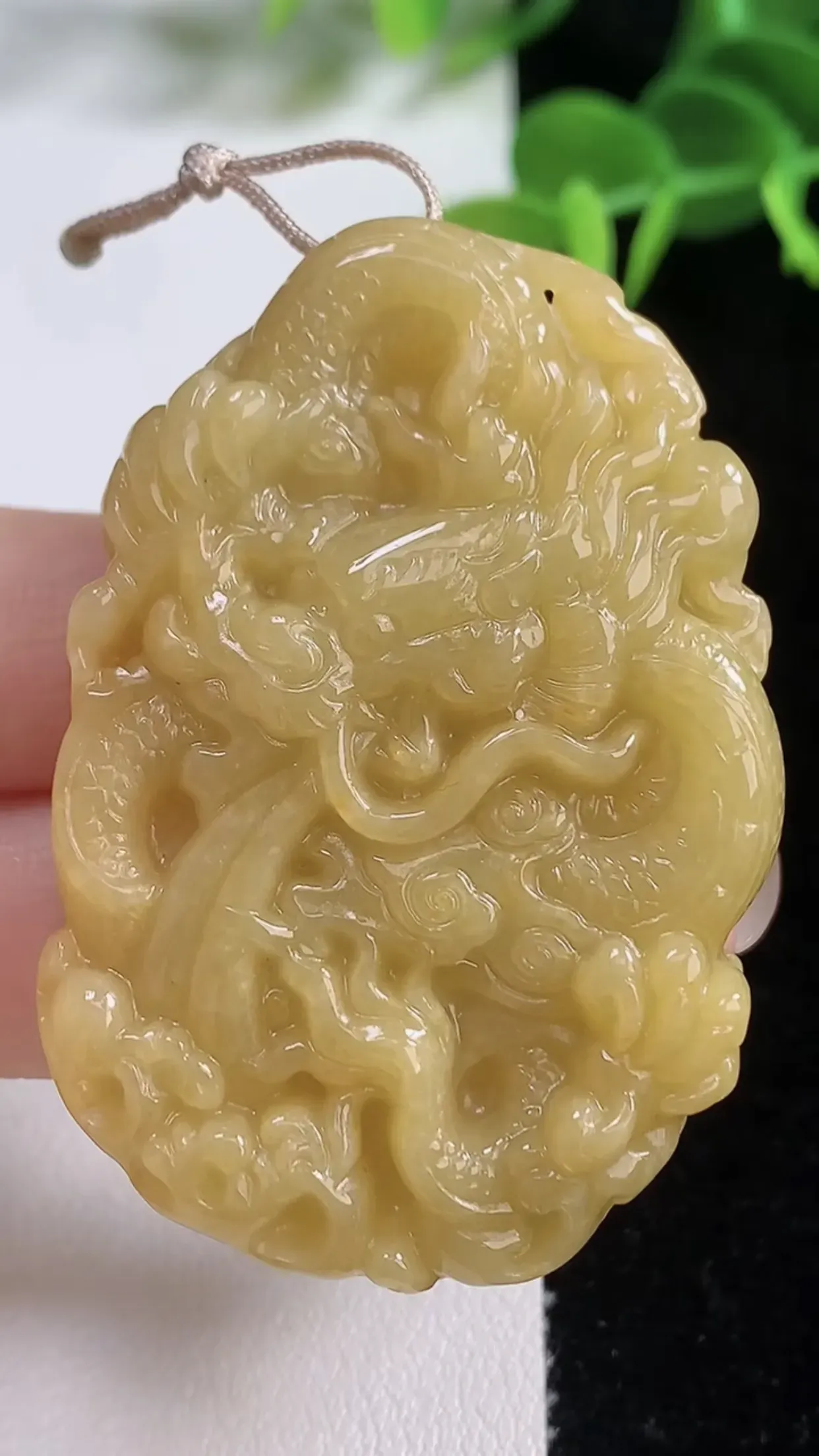 缅甸天然翡翠a货 老坑料起胶冰润 黄翡双面雕工 霸气龙牌吊坠  生肖龙挂件  尺寸52.6-35.3-10.3mm  y 41.91