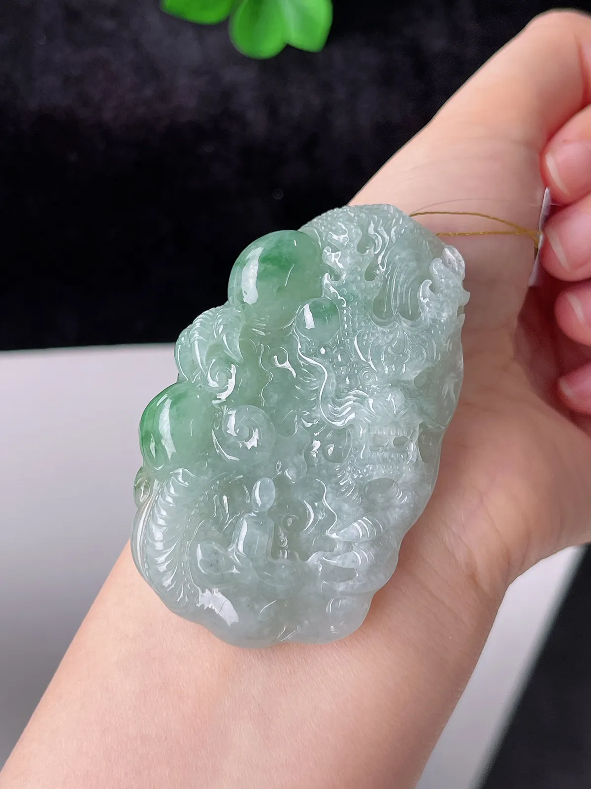 翡翠糯化种灰绿色龙牌