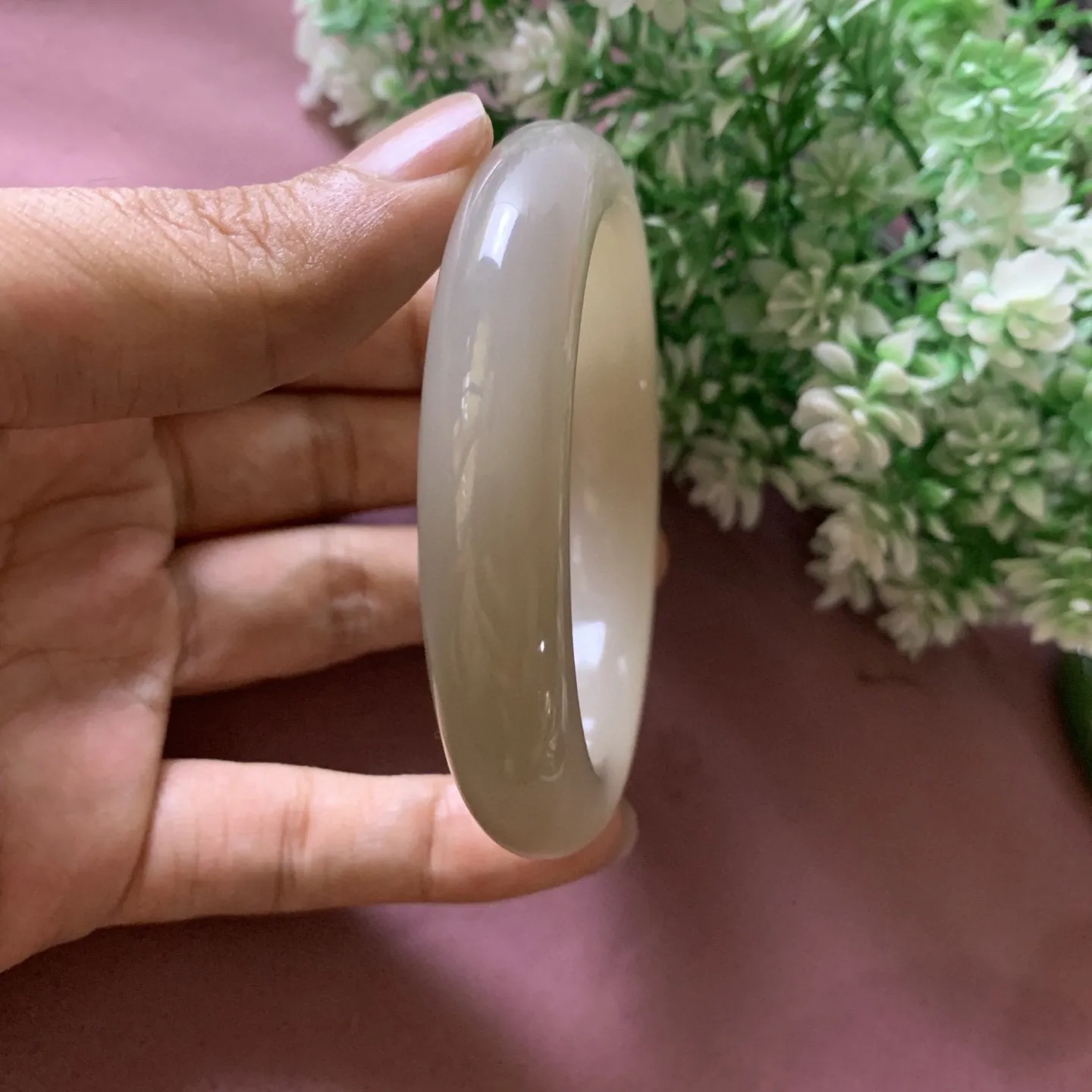 和田玉57.5圈口藕粉色手镯！圈口57.5宽13玉质细腻油润 底色纯净 无裂无杂 脂粉好，品质好，佩