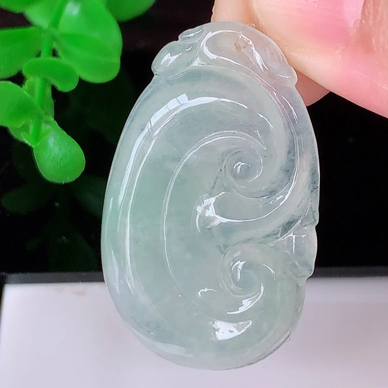 自然光实拍，冰种飘绿翡翠如意吊坠，翡翠如意，上身效果非常美，饱满大气，工艺美，万事如意，如意一生 #