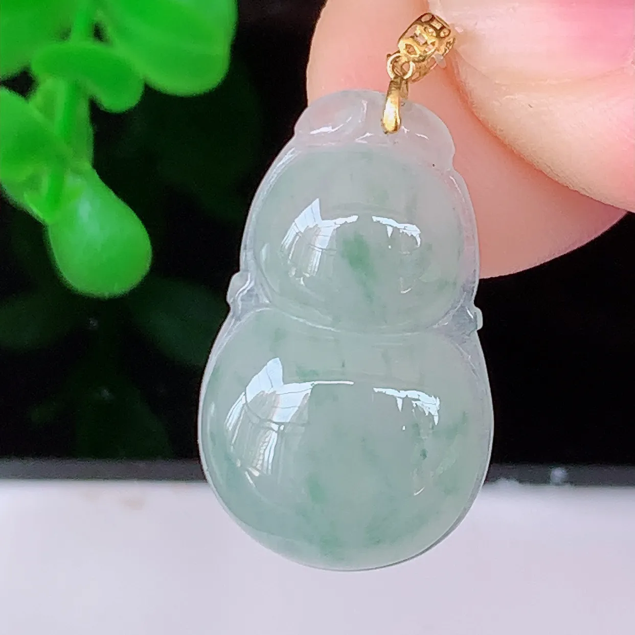 18K金镶嵌冰种飘花翡翠葫芦吊坠，葫芦寓意福禄双全，财源滚滚，佩戴效果优雅迷人！#49.19