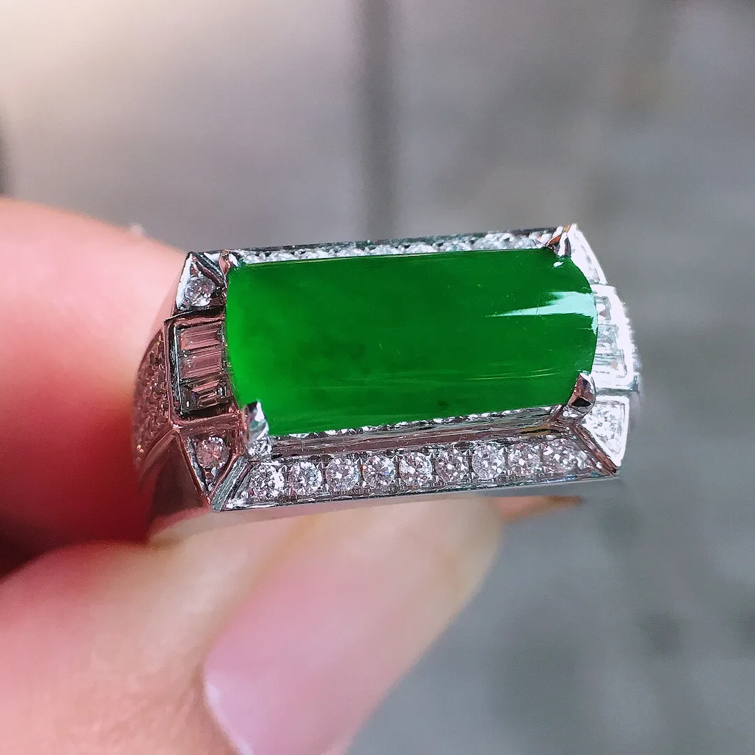 阳绿马鞍戒指，色泽均匀艳丽，玉质细腻，荧光感超
强，饱满圆润，气质满满。18k
金豪华镶嵌