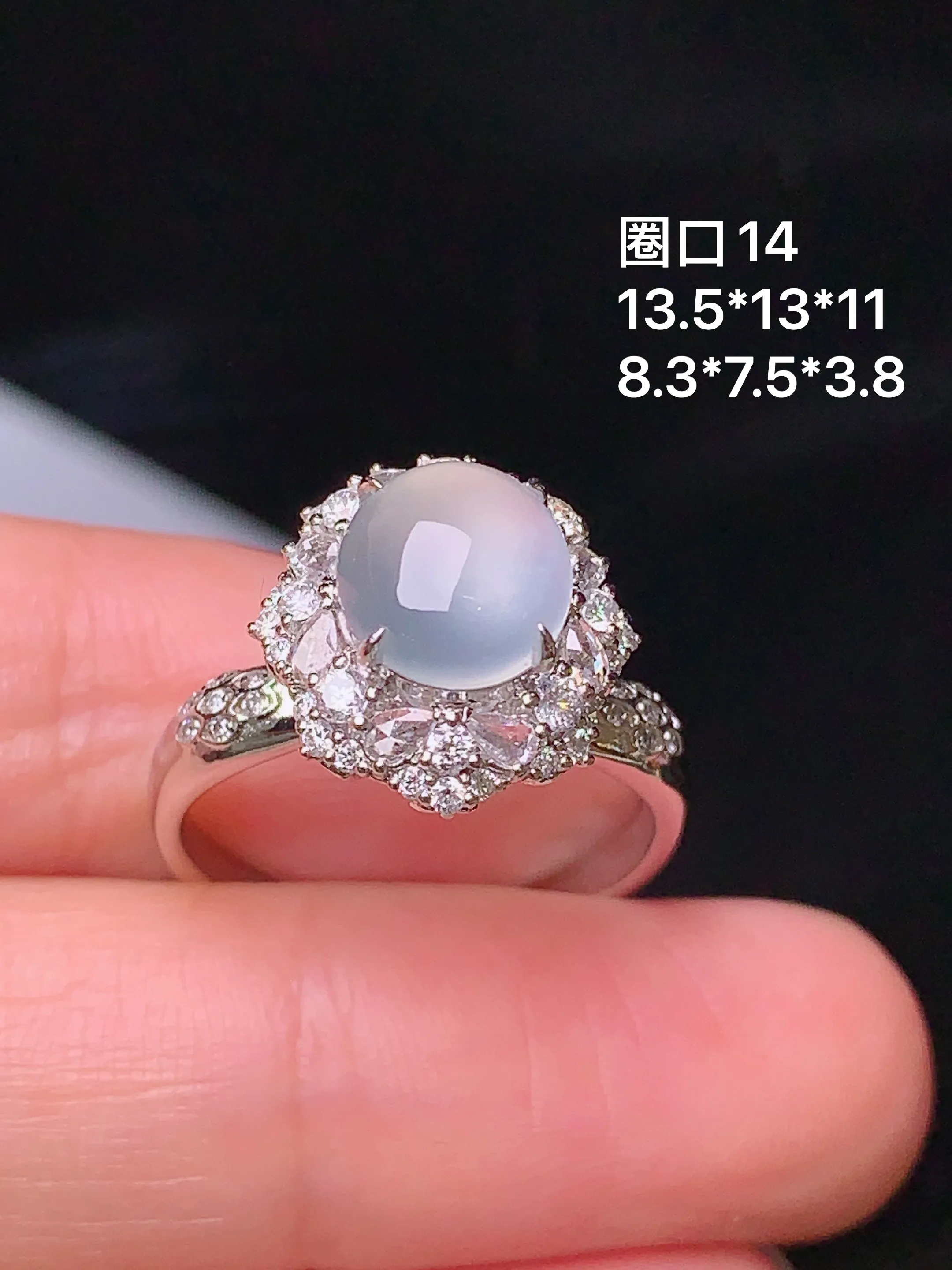 18k金钻镶嵌冰种蛋面戒指 玉质细腻 色泽清新艳丽 圈口14 整体尺寸13.5*13*11