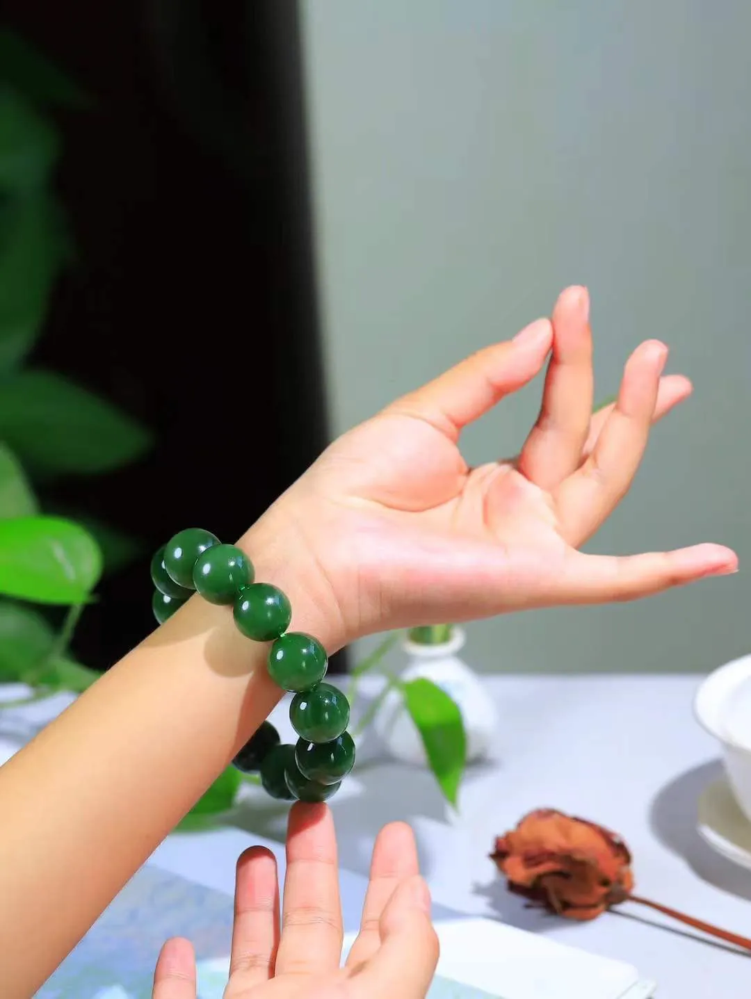 【珠圆玉润.手串】

收藏级臻品️和田玉碧玉珠圆玉润手串 玉质温润细腻  整串打磨圆润，佩戴舒适。