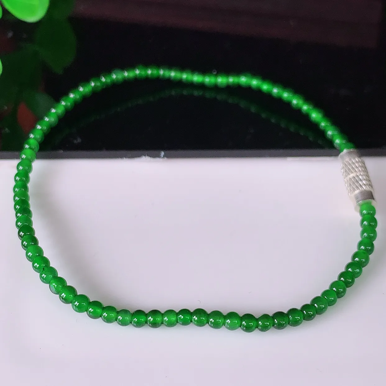 自然光实拍，冰种满绿翡翠圆珠手链   翡翠手串，种老水足，冰清玉润  颜色漂亮  #81.19取一尺寸2.5mm