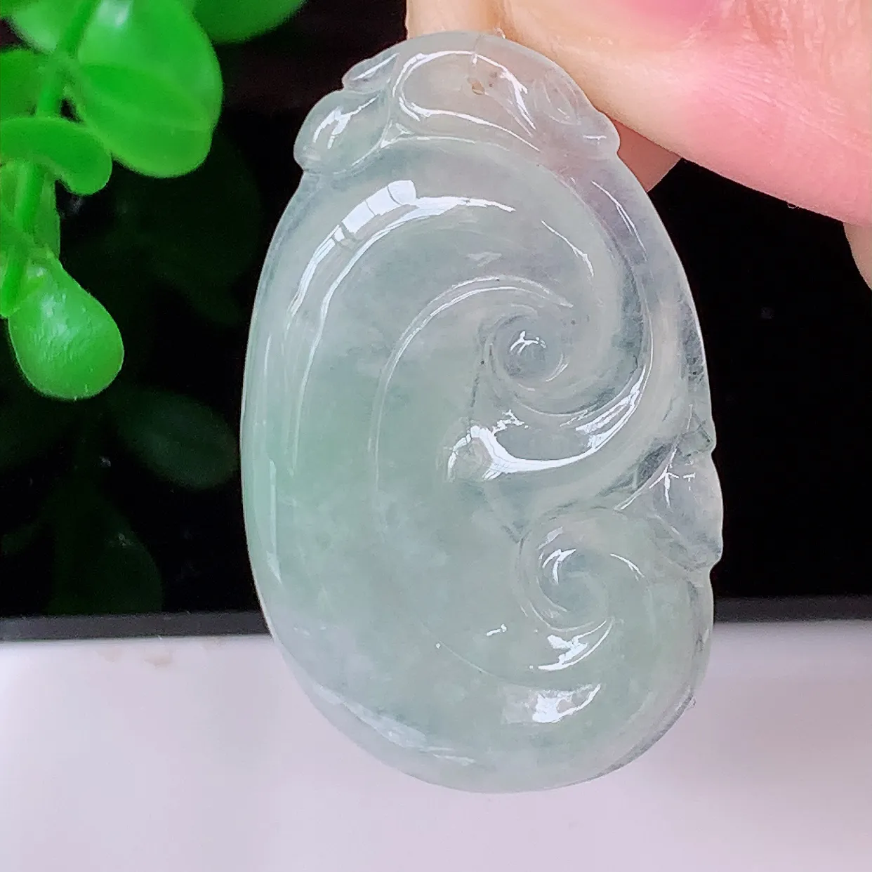 自然光实拍，冰种飘绿翡翠如意吊坠，翡翠如意，上身效果非常美，饱满大气，工艺美，万事如意，如意一生 #49.19
