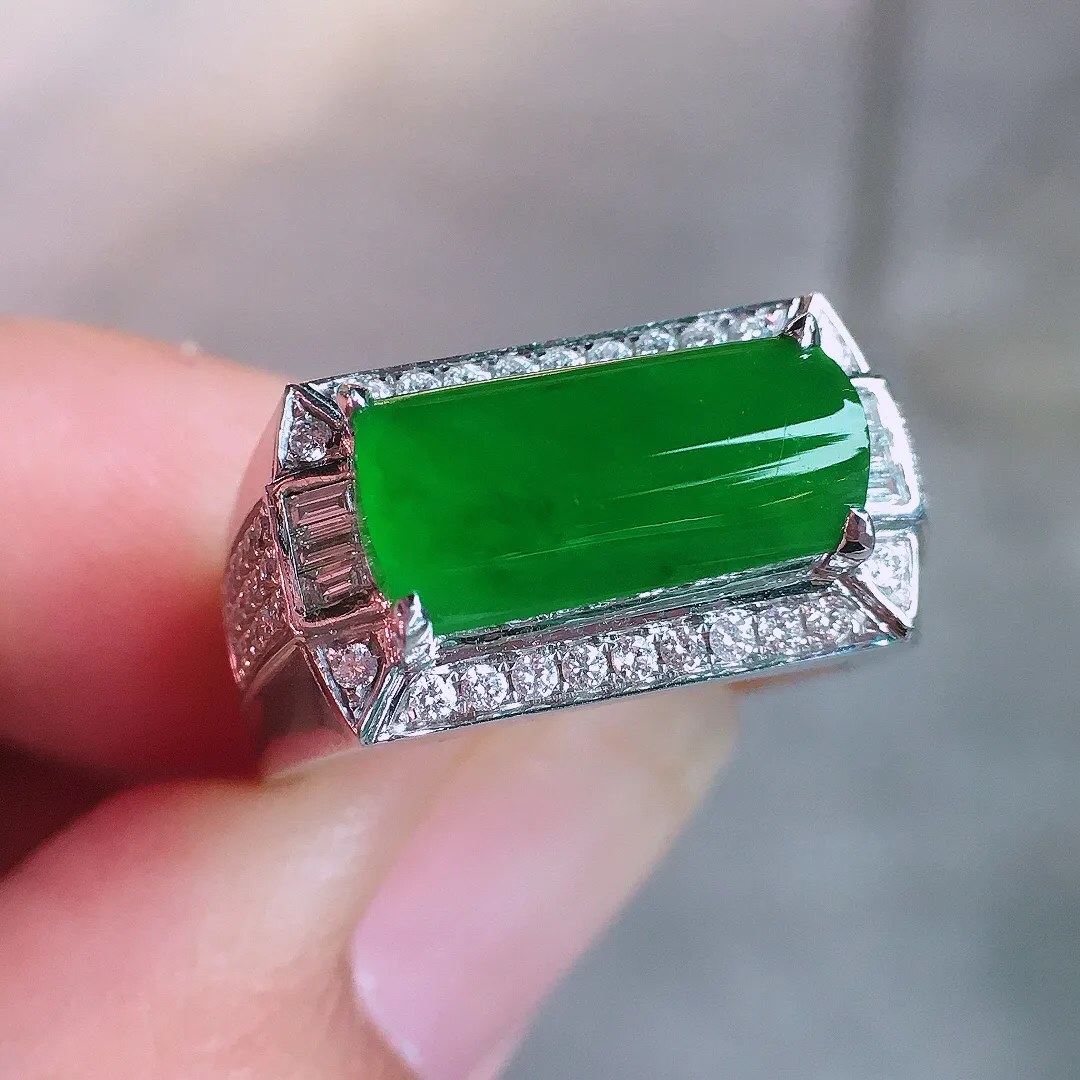 阳绿马鞍戒指，色泽均匀艳丽，玉质细腻，荧光感超
强，饱满圆润，气质满满。18k
金豪华镶嵌