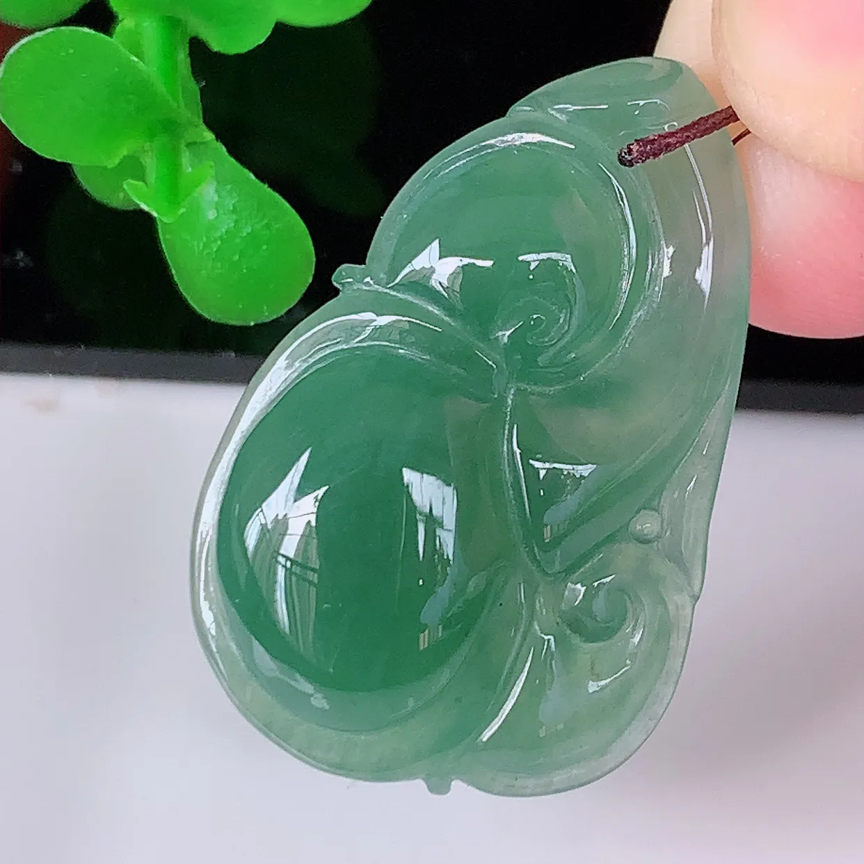 自然光实拍，冰种满色翡翠如意吊坠，翡翠如意，上身效果非常美，饱满大气，工艺美，万事如意，如意一生 #81.19