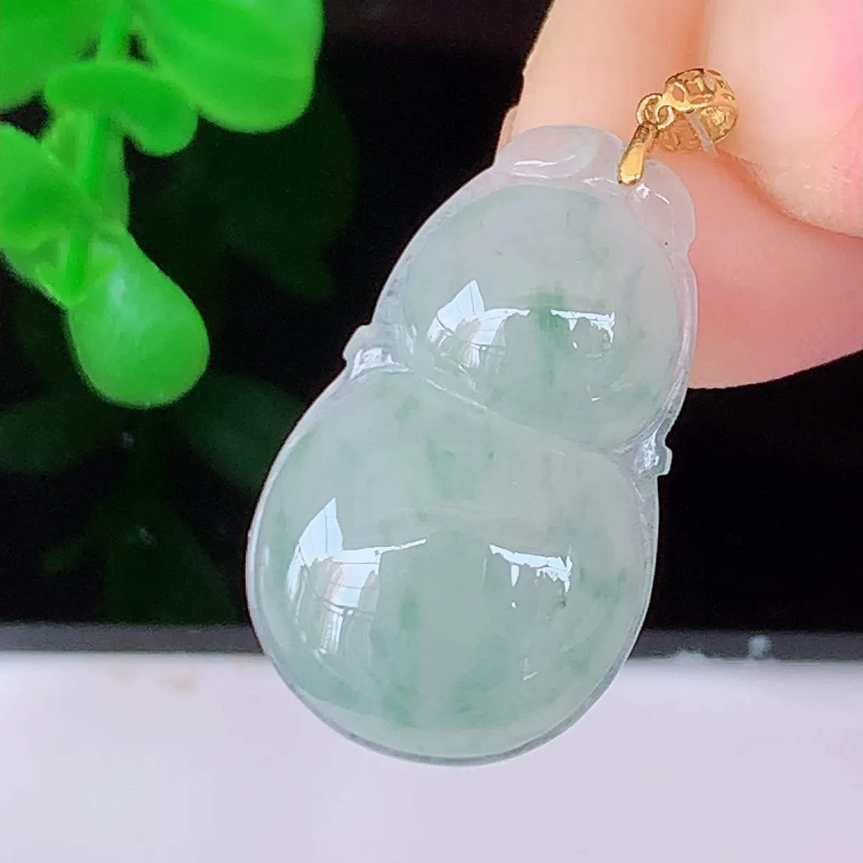 18K金镶嵌冰种飘花翡翠葫芦吊坠，葫芦寓意福禄双全，财源滚滚，佩戴效果优雅迷人！#49.19