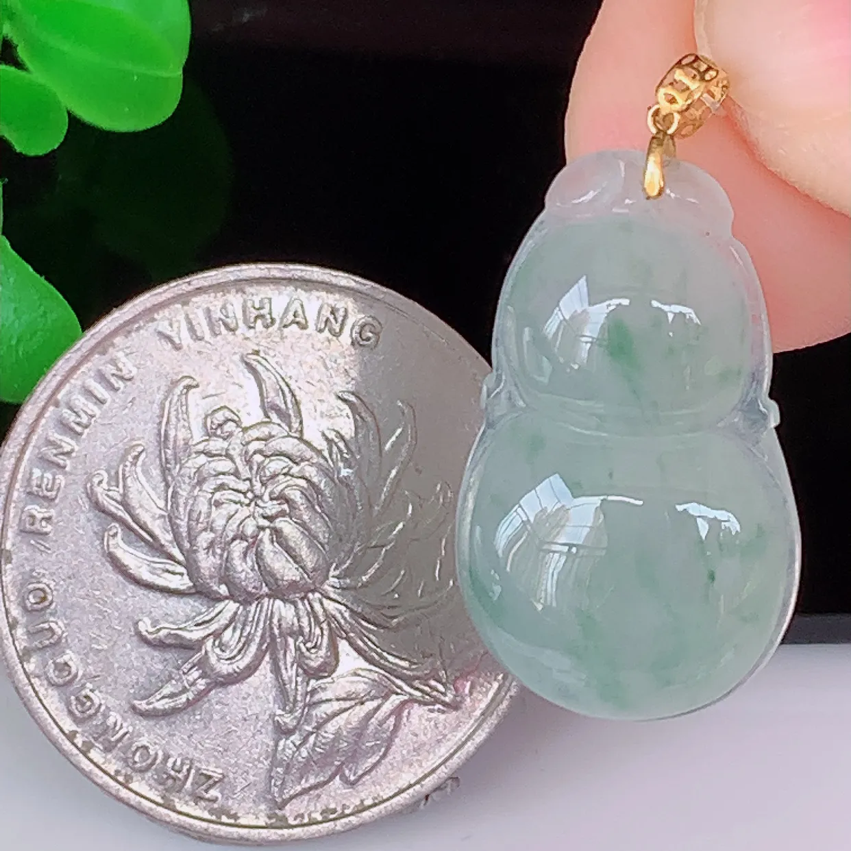 18K金镶嵌冰种飘花翡翠葫芦吊坠，葫芦寓意福禄双全，财源滚滚，佩戴效果优雅迷人！#49.19