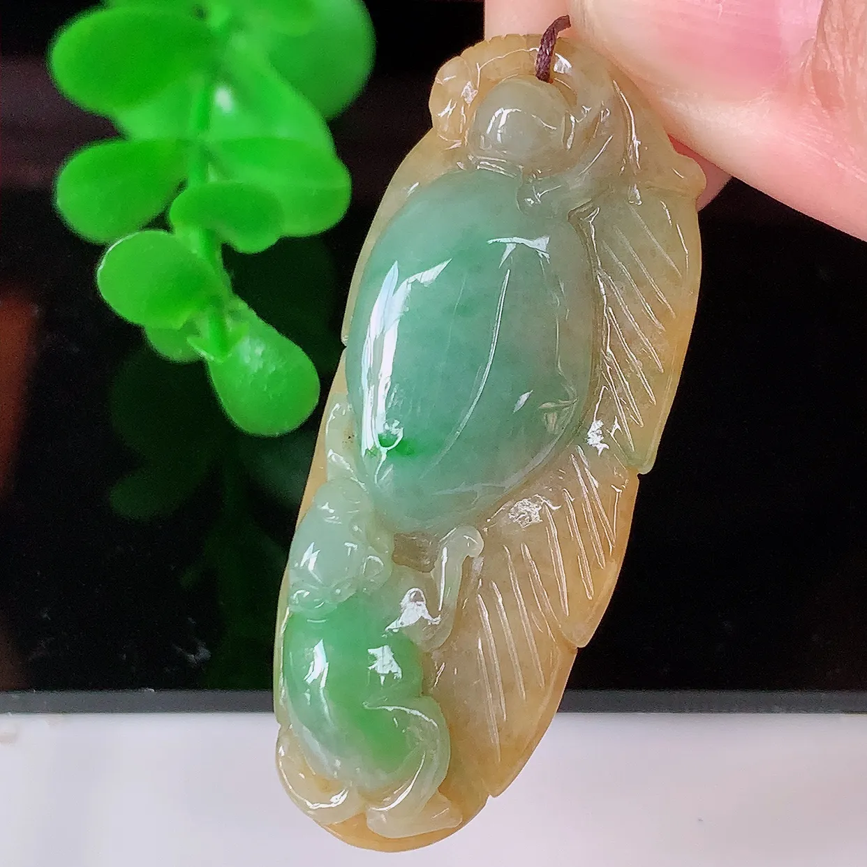自然光实拍，冰润黄加绿翡翠生肖猴吊坠，种老水足，雕工精湛 ，寓意美好，佩戴时尚出众！#57.19