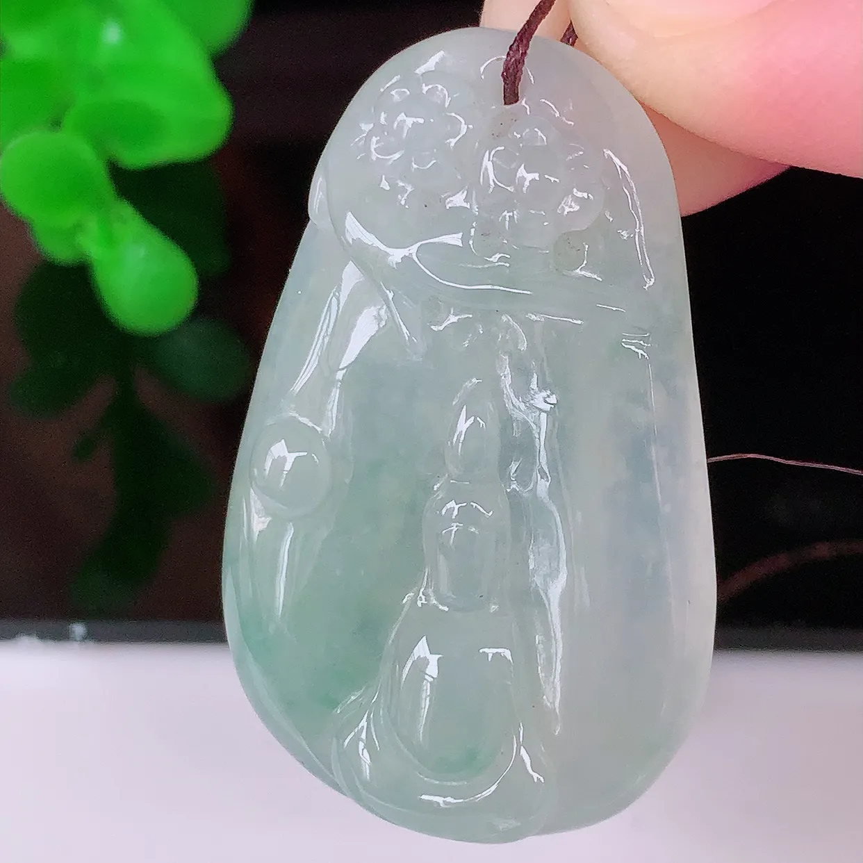 自然光实拍，冰种飘花无相观音吊坠，赐福翡翠观音，翠绿迷人，观音面相端庄，佩戴时尚出众！#41.19