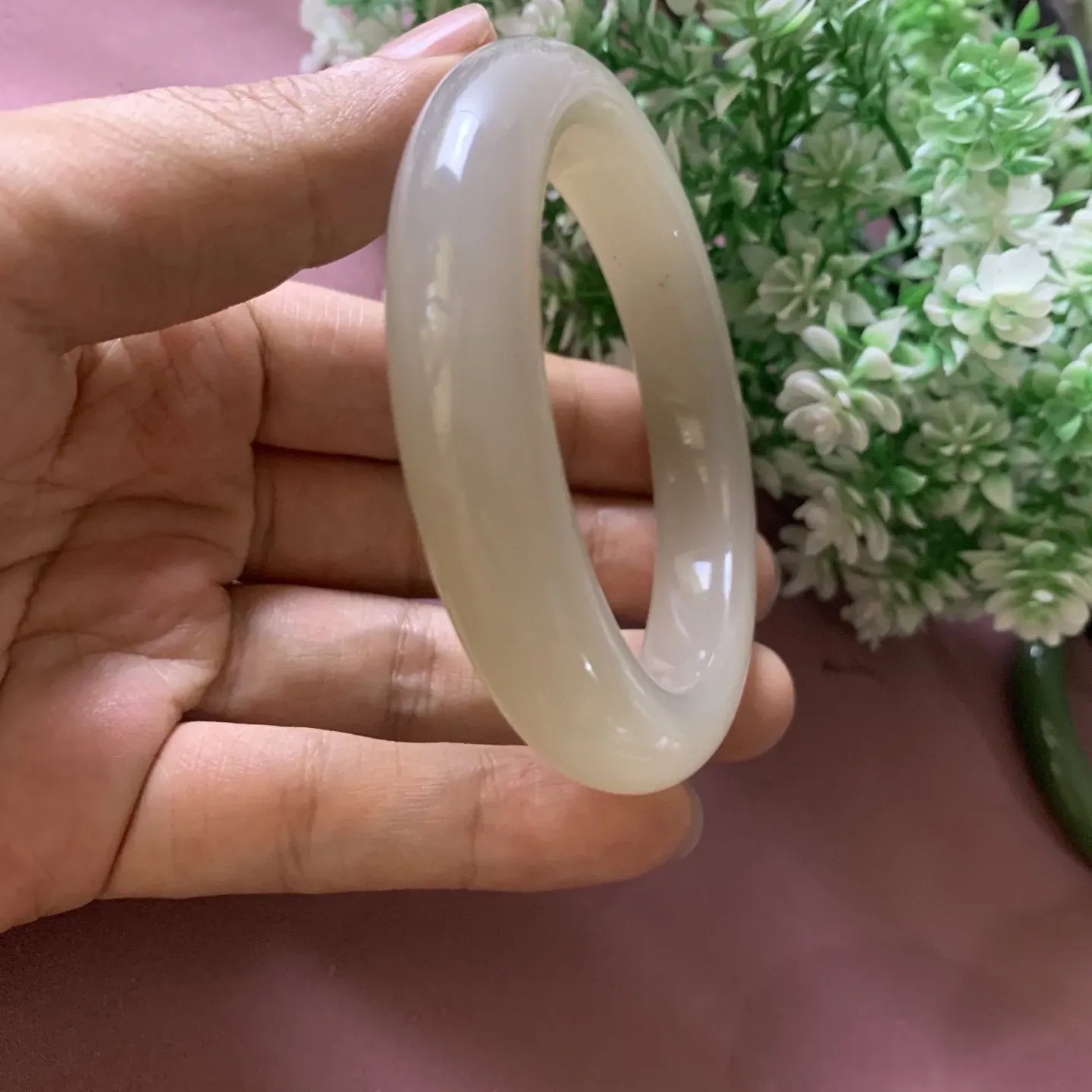 和田玉57.5圈口藕粉色手镯！圈口57.5宽13玉质细腻油润 底色纯净 无裂无杂 脂粉好，品质好，佩戴端庄典雅，低调含蓄