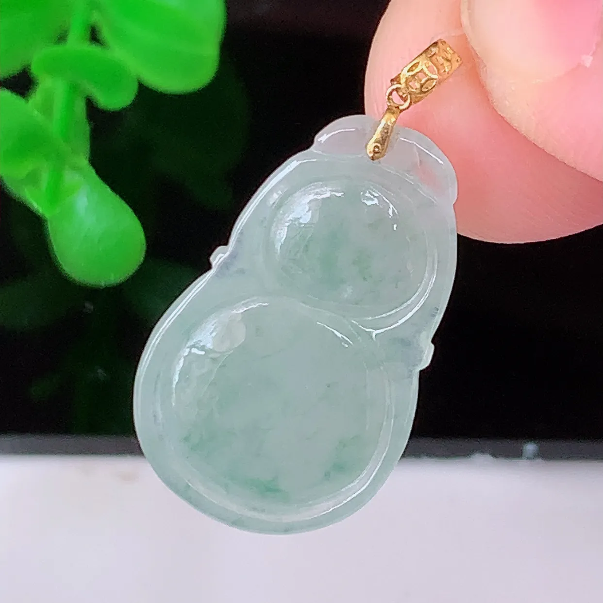 18K金镶嵌冰种飘花翡翠葫芦吊坠，葫芦寓意福禄双全，财源滚滚，佩戴效果优雅迷人！#49.19