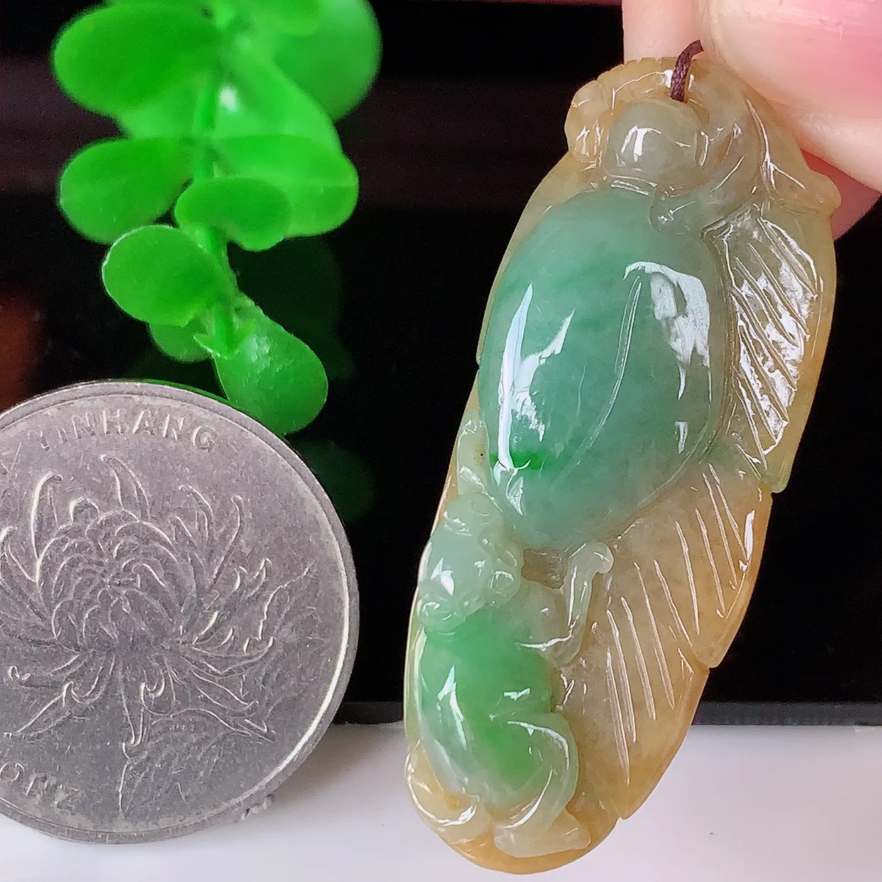 自然光实拍，冰润黄加绿翡翠生肖猴吊坠，种老水足，雕工精湛 ，寓意美好，佩戴时尚出众！#57.19