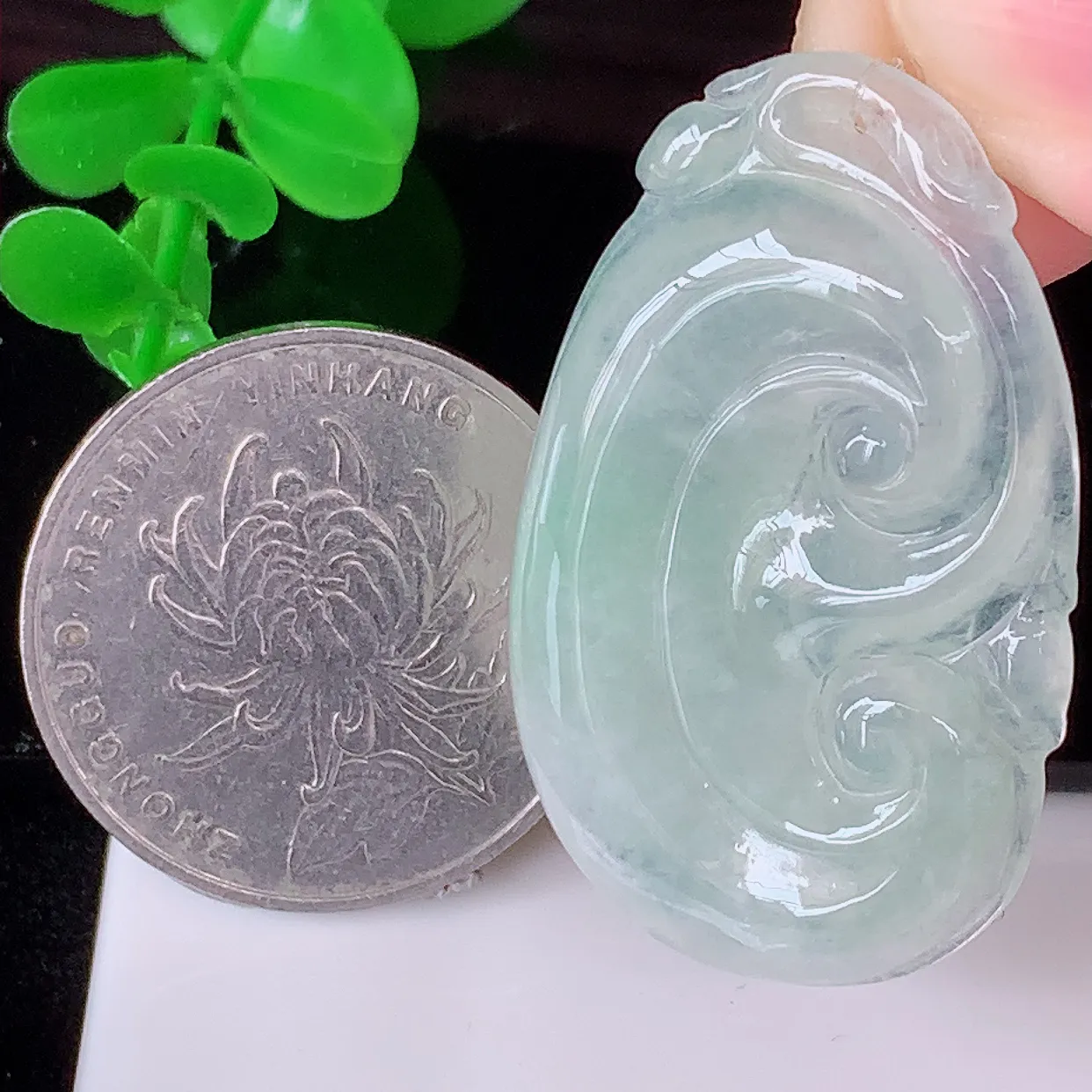 自然光实拍，冰种飘绿翡翠如意吊坠，翡翠如意，上身效果非常美，饱满大气，工艺美，万事如意，如意一生 #49.19