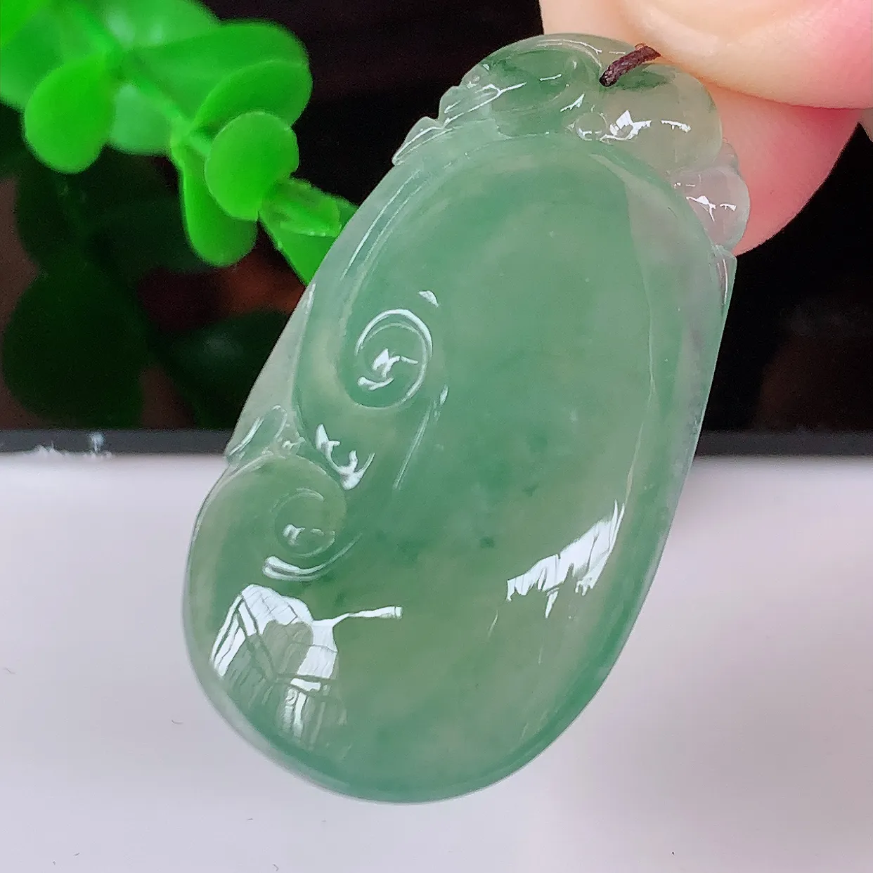 自然光实拍，冰种满绿飘花翡翠佛公吊坠，笑口常开，佛公在心中，一生平安幸福，冰透，佛公翠色迷人，佩戴佳品！#01.19