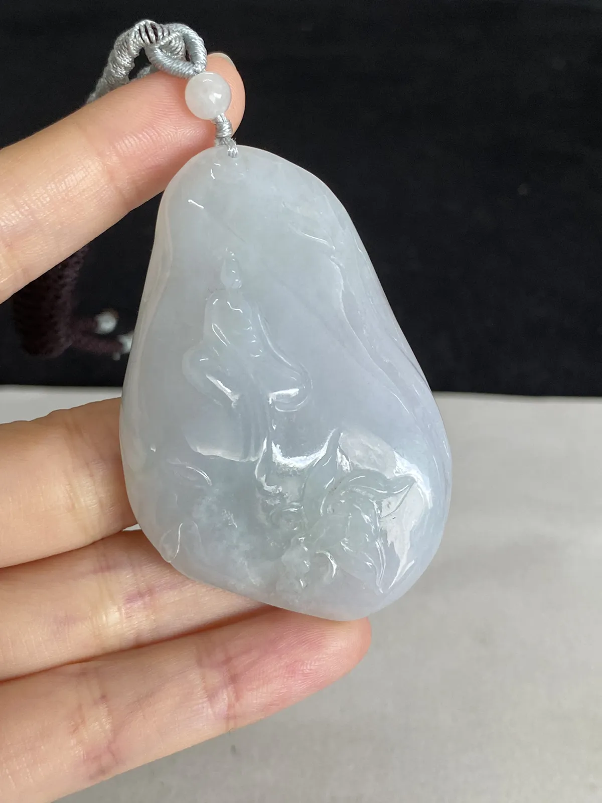 翡翠糯化种白色吊坠，配珠未测