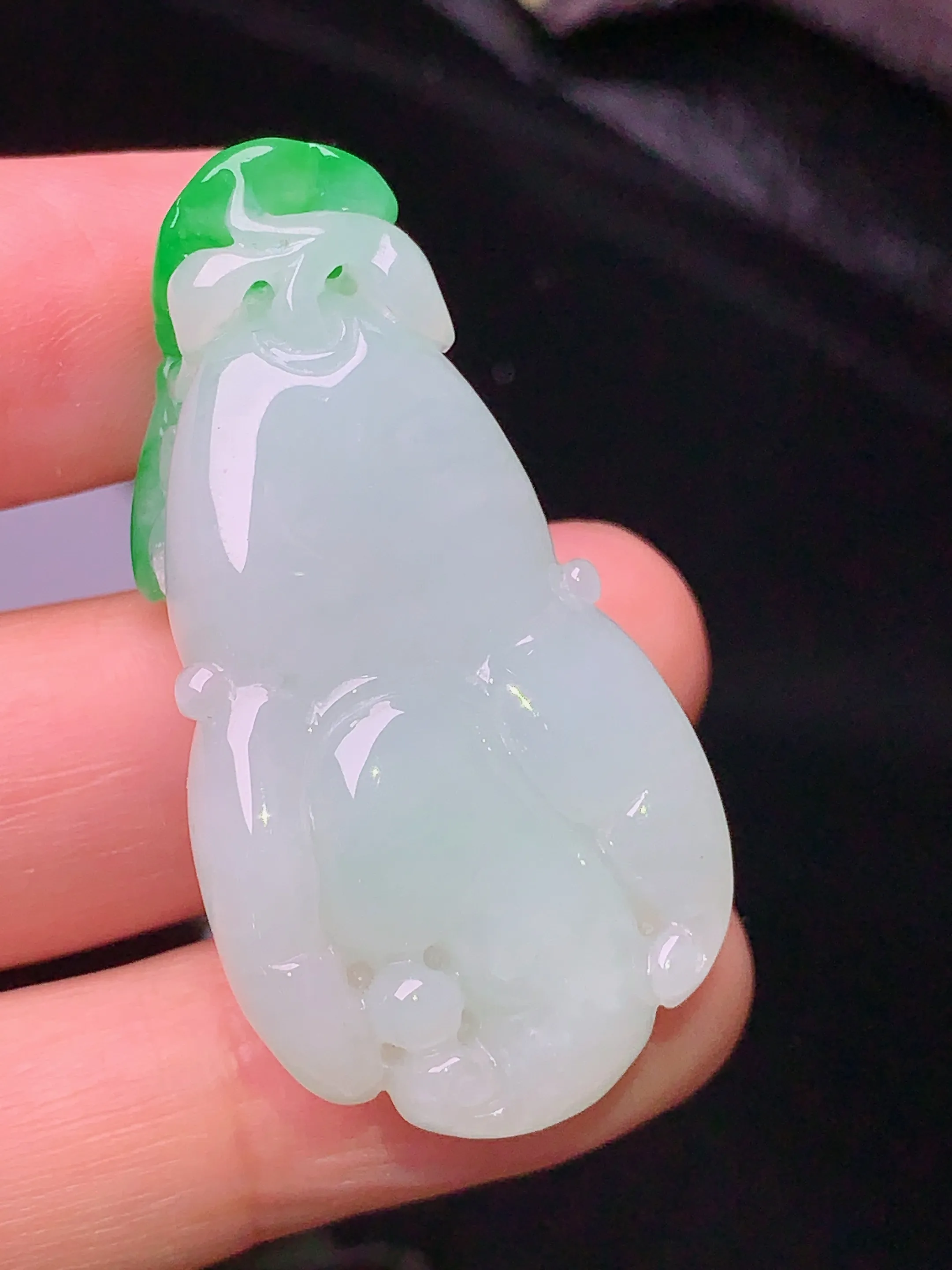 飘绿佛手瓜吊坠 玉质细腻 色泽清新艳丽 整体尺寸41.8*21.7*12.2