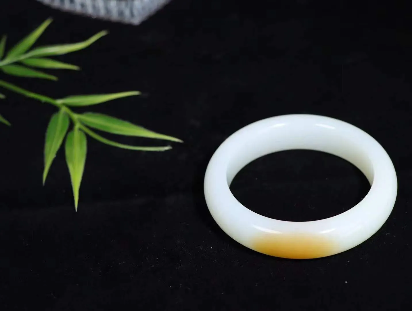 （温柔雅致）

精品和田玉糖白玉手镯。镯型饱满，温润细腻，脂润沁香。️执一卷书，沏一盏茶，着一袭裙，戴一只镯。淡淡浅笺，素心若兰，静赏玉中诗画。悠悠岁月，芊手轻摘，盛满诗样芳华。
重65.8克   圈口54.3mm 尺寸54.3-14.5-9.5mm I15126408019
