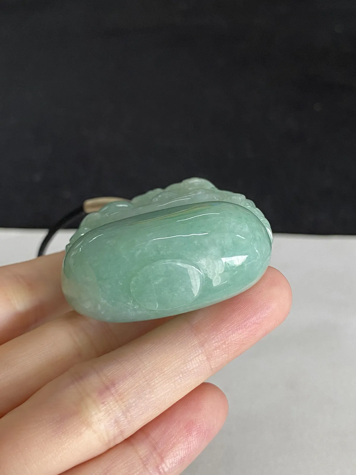 翡翠糯化种淡绿色吊坠，配珠未测