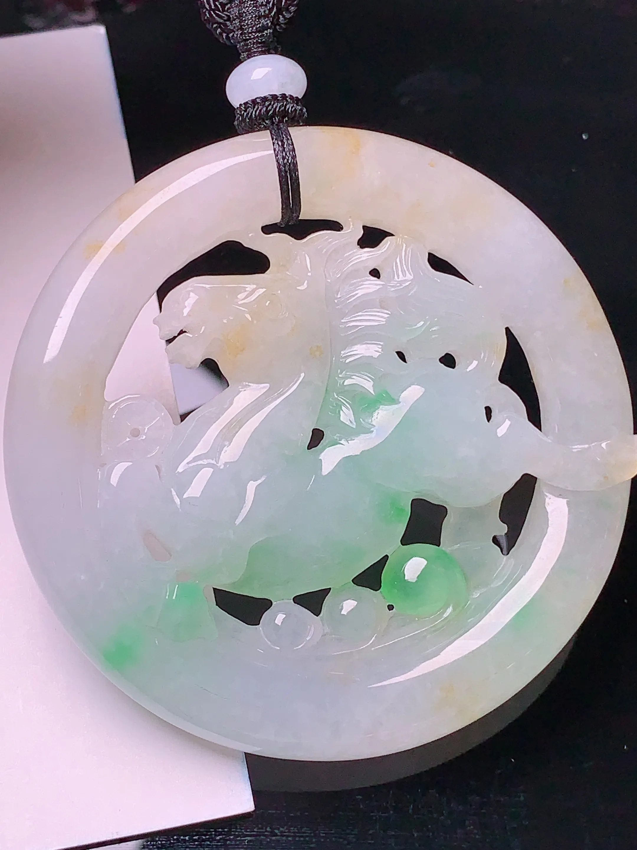 黄绿麒麟牌吊坠 玉质细腻 色泽清新艳丽 整体尺寸55.5*8.6