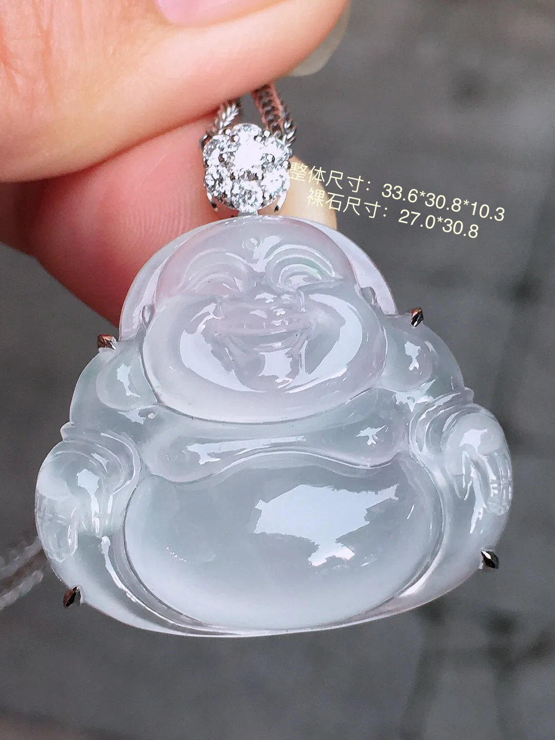 冰种佛公吊坠，玉质细腻，荧光感超
强，饱满圆润，气质满满。18k
金豪华镶嵌