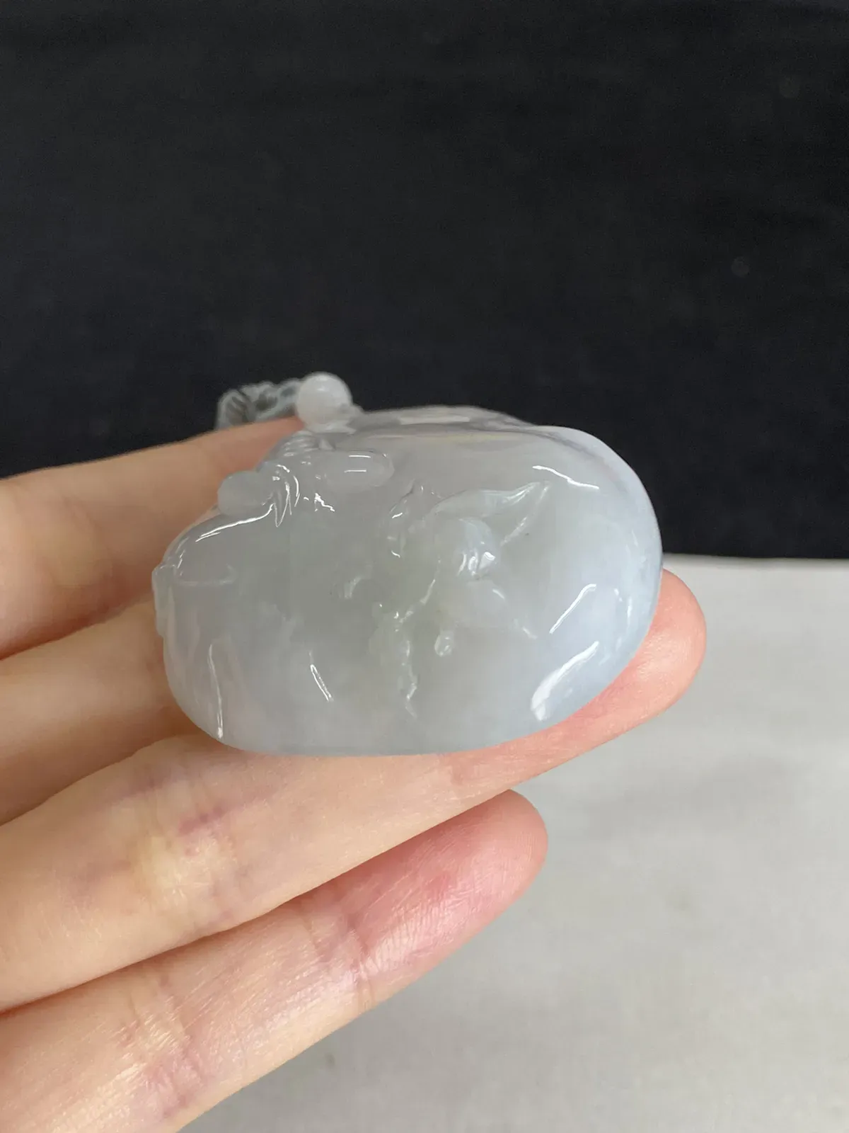 翡翠糯化种白色吊坠，配珠未测