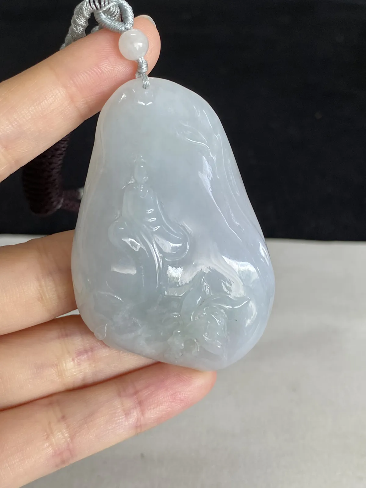 翡翠糯化种白色吊坠，配珠未测