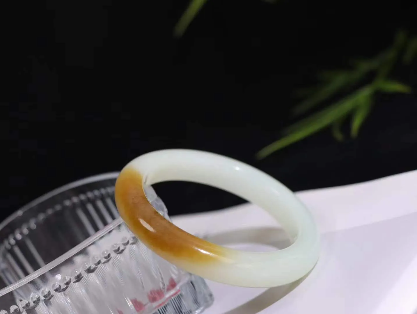 【腕间柔情.手镯】   

精品和田玉糖白玉手镯 玉质温润细腻 油性十足 古朴秀雅 轻抚岁月的栏杆软香温玉，腕间玉镯轻轻晃动，令人情动心间，撷一缕月末的芬芳，把心思铺陈，时光静美，惟有你最温柔。重52.3克   圈口56mm 尺寸56-11.8-9.3mm I15126408019