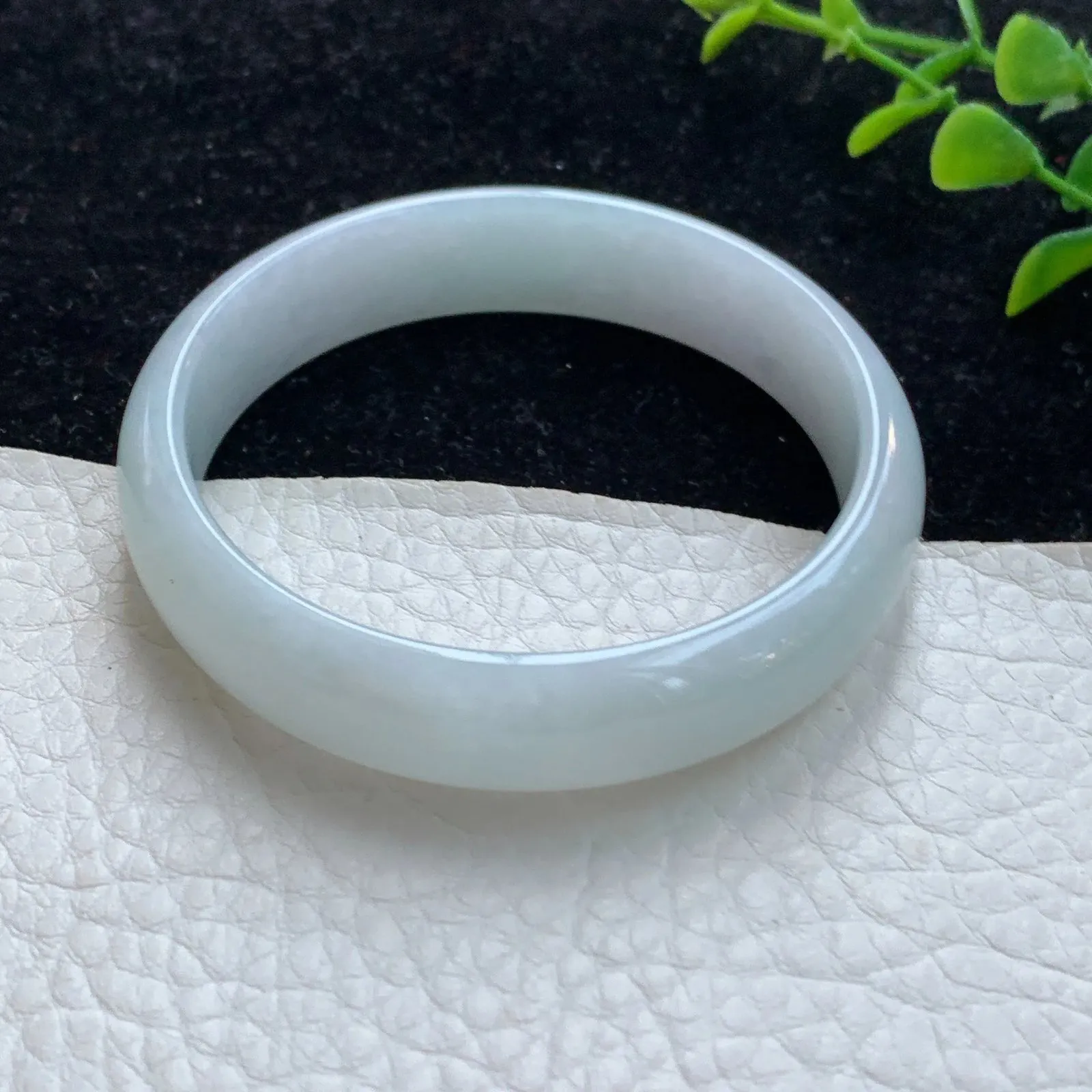 h自然光 小圈口52.5mm缅甸翡翠A货冰胶纯美秀气白月光宽边玉手镯 尺寸52.5*12.6*5.6mm 质地细腻温润，品相靓丽 胶感足 佩戴优雅知性！